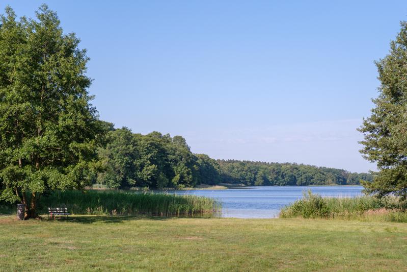Ausgedehnte Wiesen an der Badestelle Kleßener See